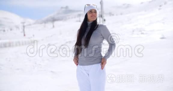 冬雪中站着一位迷人的年轻女子视频