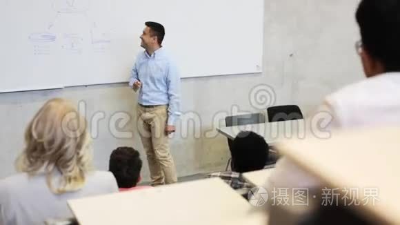 学生和老师在白板上讲课视频