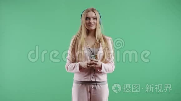 戴着耳机听音乐的快乐女孩视频