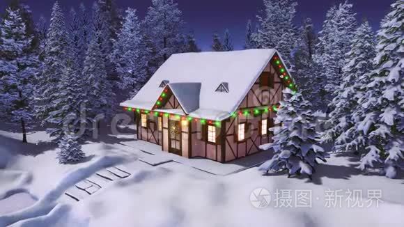 冬夜雪杉林中的圣诞屋