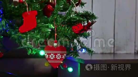 圣诞礼物室内圣诞树新年和玩具室闪烁灯和壁炉