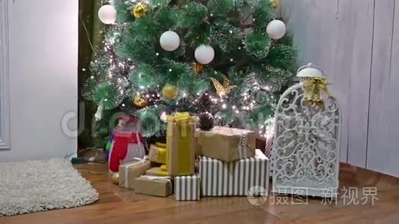 圣诞礼物室内圣诞树和新年玩具室闪烁灯和壁炉