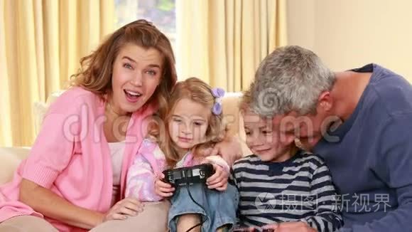 快乐的家庭玩电子游戏视频