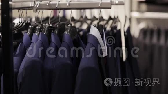 年轻人在服装店挑选衣服