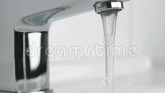 镀铬水龙头的水流视频