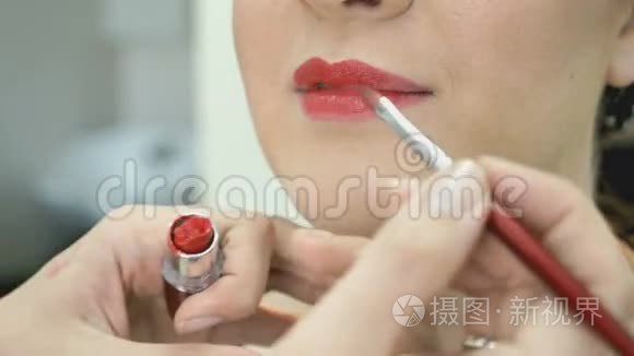 化妆师为时尚模特化妆视频