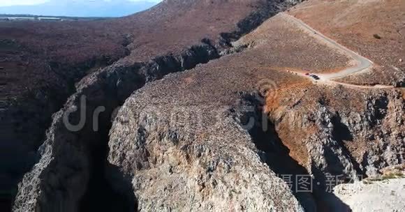 蔚蓝的大海，海浪在岸边的悬崖上破浪前进