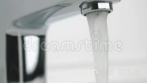 镀铬水龙头的水流视频