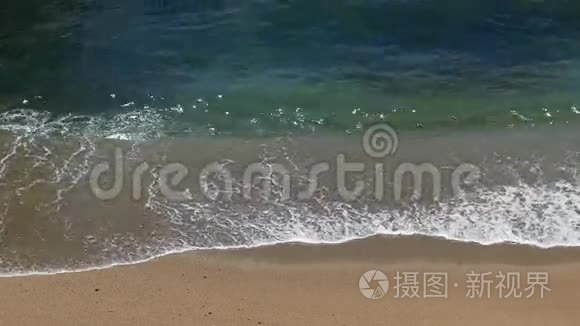 海浪在海滩上翻滚视频