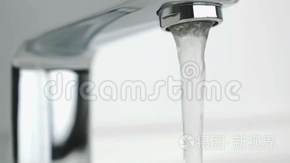 镀铬水龙头的水流视频