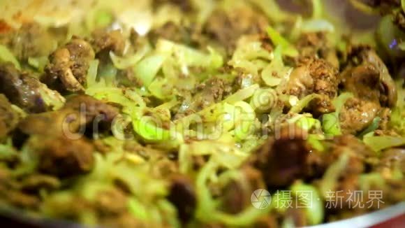 用洋葱煮鲜肉视频