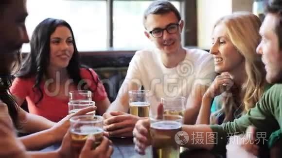 快乐的朋友在酒吧或酒吧喝啤酒视频