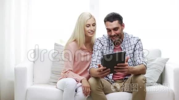 有平板电脑在家的幸福夫妻视频