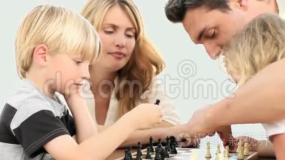 一家人在下棋