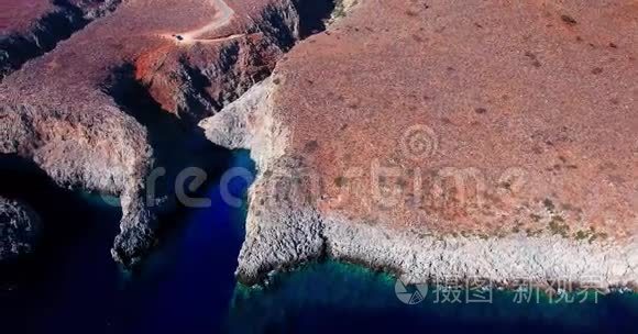 蔚蓝的大海，海浪在岸边的悬崖上破浪前进