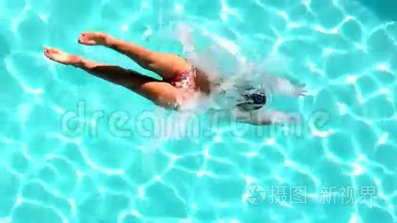 游泳池中的黑发跳水视频