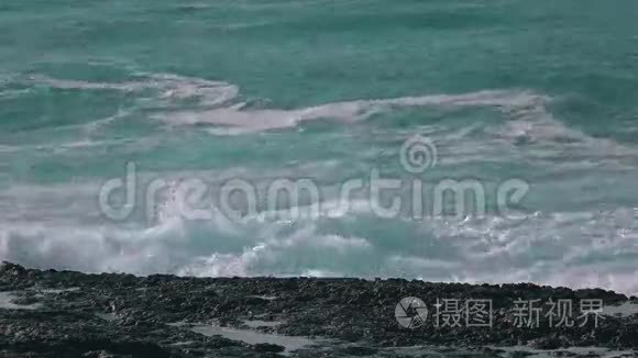 海浪冲击岩石视频