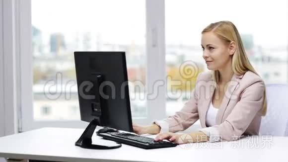 办公室里有电脑打字的女商人