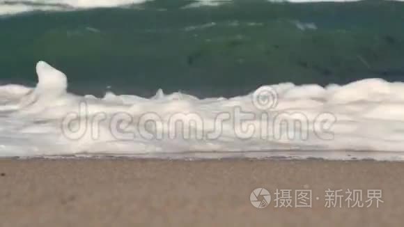 海浪冲刷着海岸视频