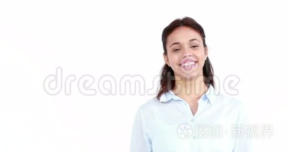 微笑的女人展示了一些东西视频