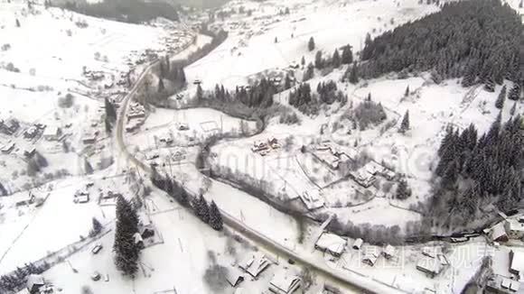 雪覆盖道路的空中拍摄视频