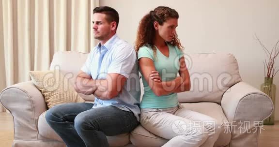 一对夫妇坐在沙发上吵架后不说话