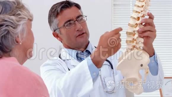 医生向病人解释脊柱模型视频