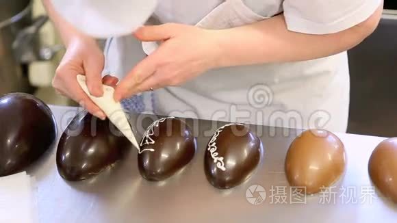 双手糕点装饰巧克力鸡蛋复活节视频