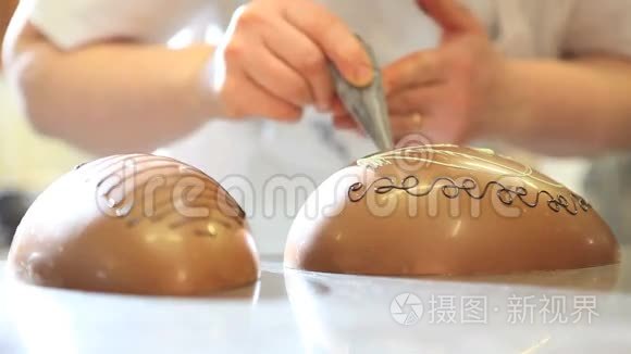 双手糕点装饰巧克力鸡蛋复活节视频