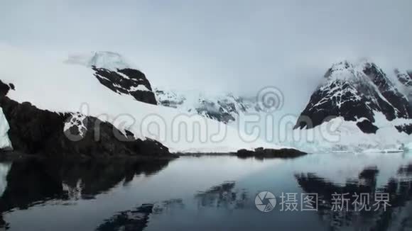 南极山在水面的反射视频