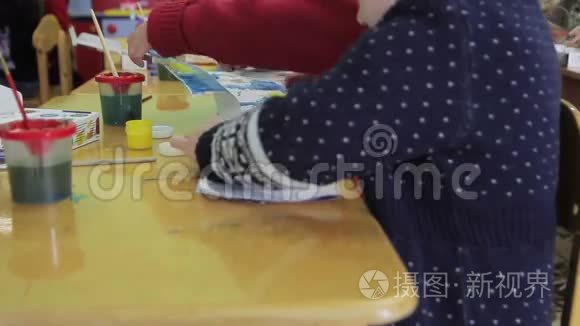 孩子们在幼儿园用纸画画