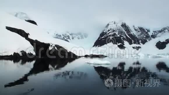南极山在水面的反射视频