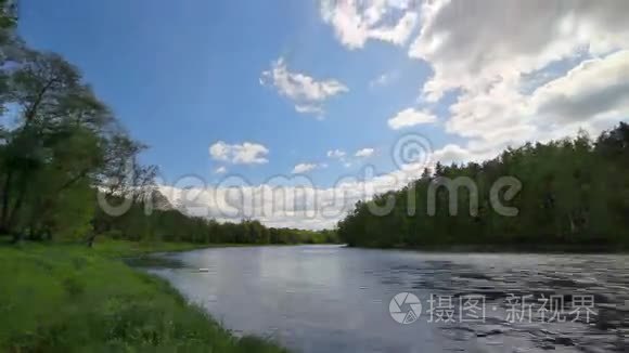 夏天的河流，时间流逝