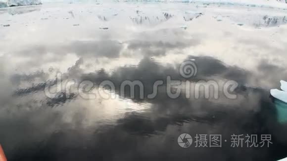 南极山在水面的反射视频