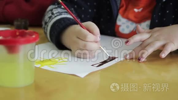 孩子们在幼儿园用纸画画视频