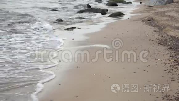 海浪压在沙滩上视频