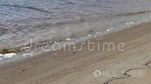 海浪压在沙滩上视频