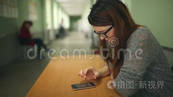 女人拿着智能手机搜索视频