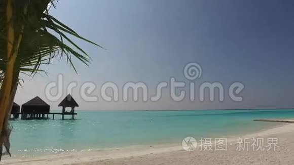 热带度假海滩上的平房小屋
