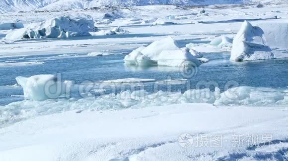 冰川泻湖上的冰块破裂视频