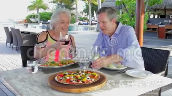 高级夫妇在户外餐厅享用美食视频