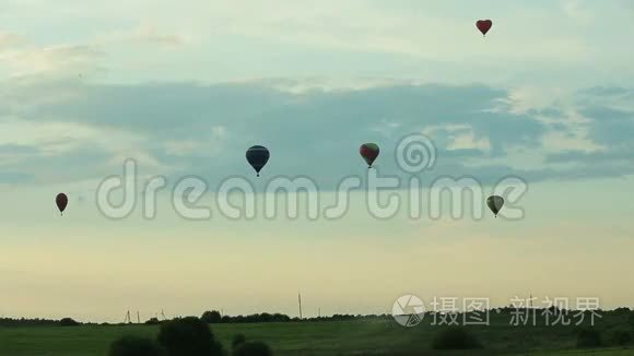 热气球飞在农村的田野上