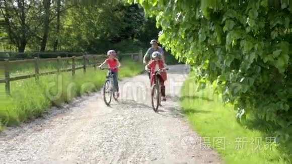 父亲和孩子在农村骑自行车视频