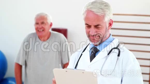 微笑的医生从剪贴板上阅读视频