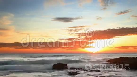 美丽的夕阳下的热带海洋视频