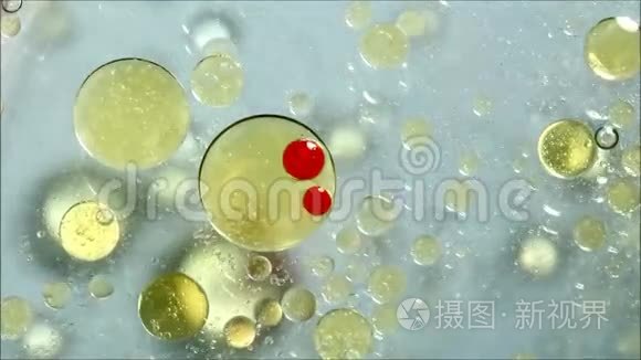 把油,水和墨水混合成美丽的抽象物短视频