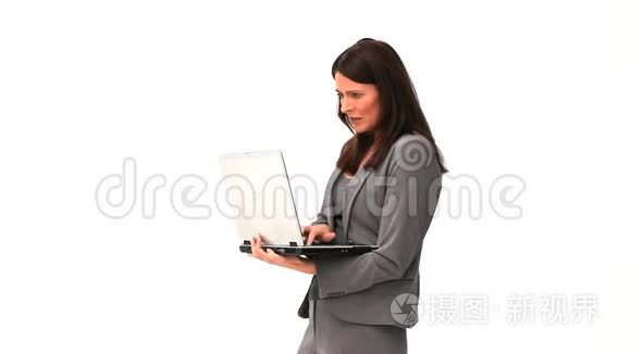 商务女性拿着笔记本电脑站着视频