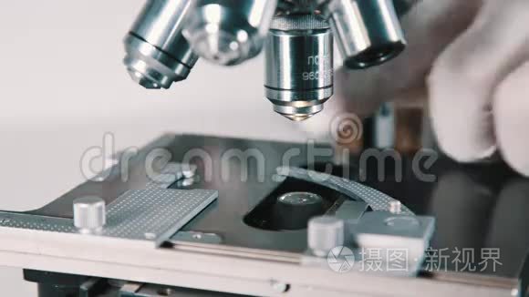 科学家在实验室使用显微镜视频
