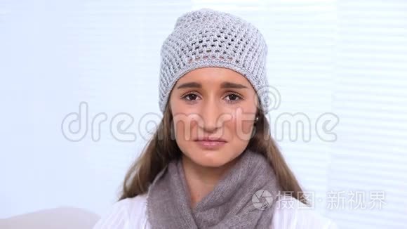 年轻女子用纸巾吹鼻子