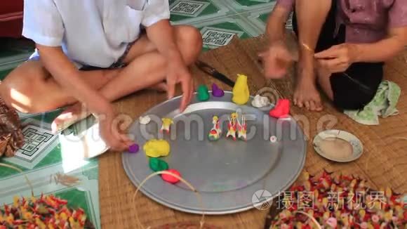 一家人用彩色米粉挤玩具给孩子视频
